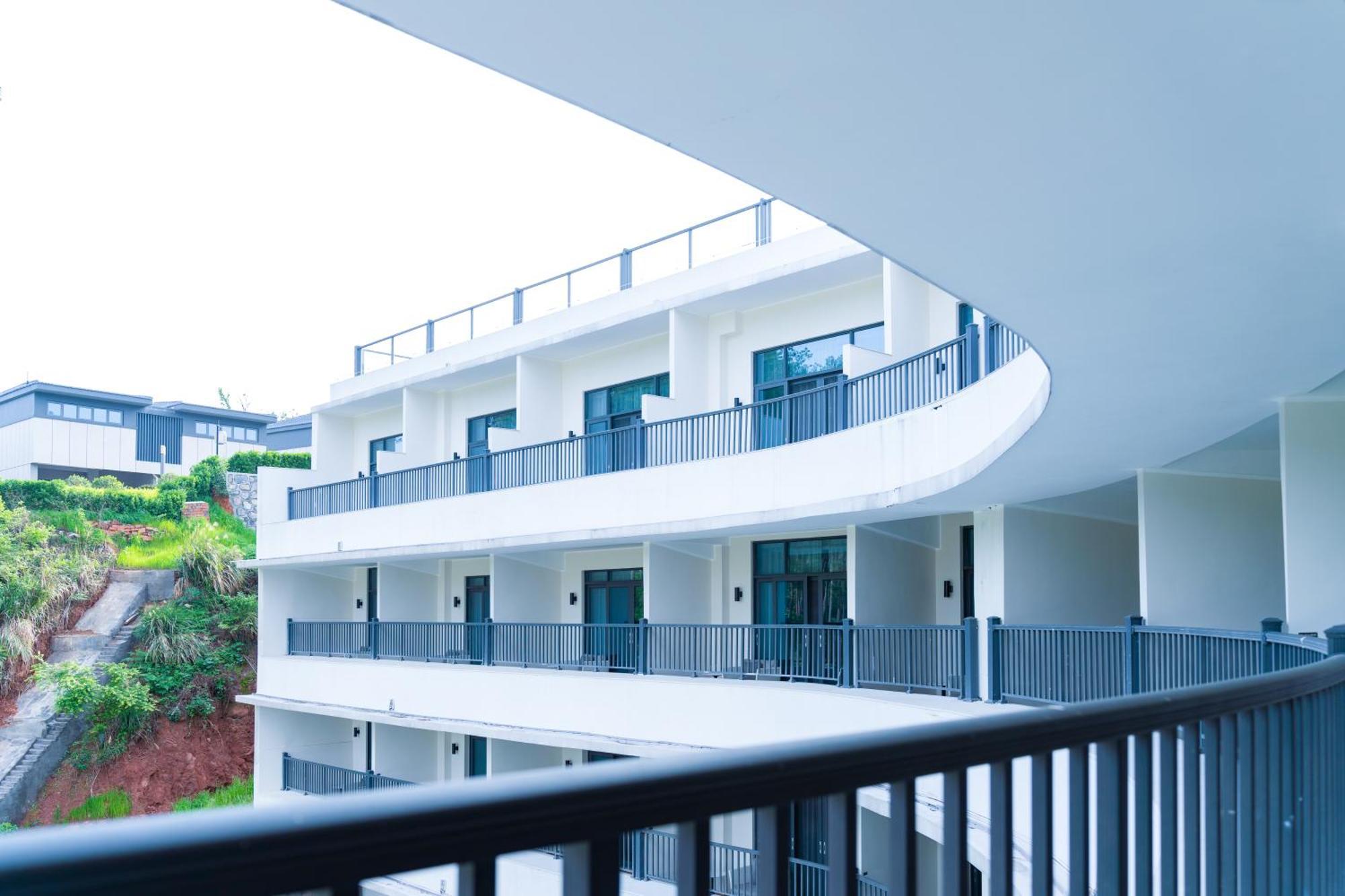 Wyndham Grand Plaza Royale Hot Springs Fenghuang Hotel Exterior photo