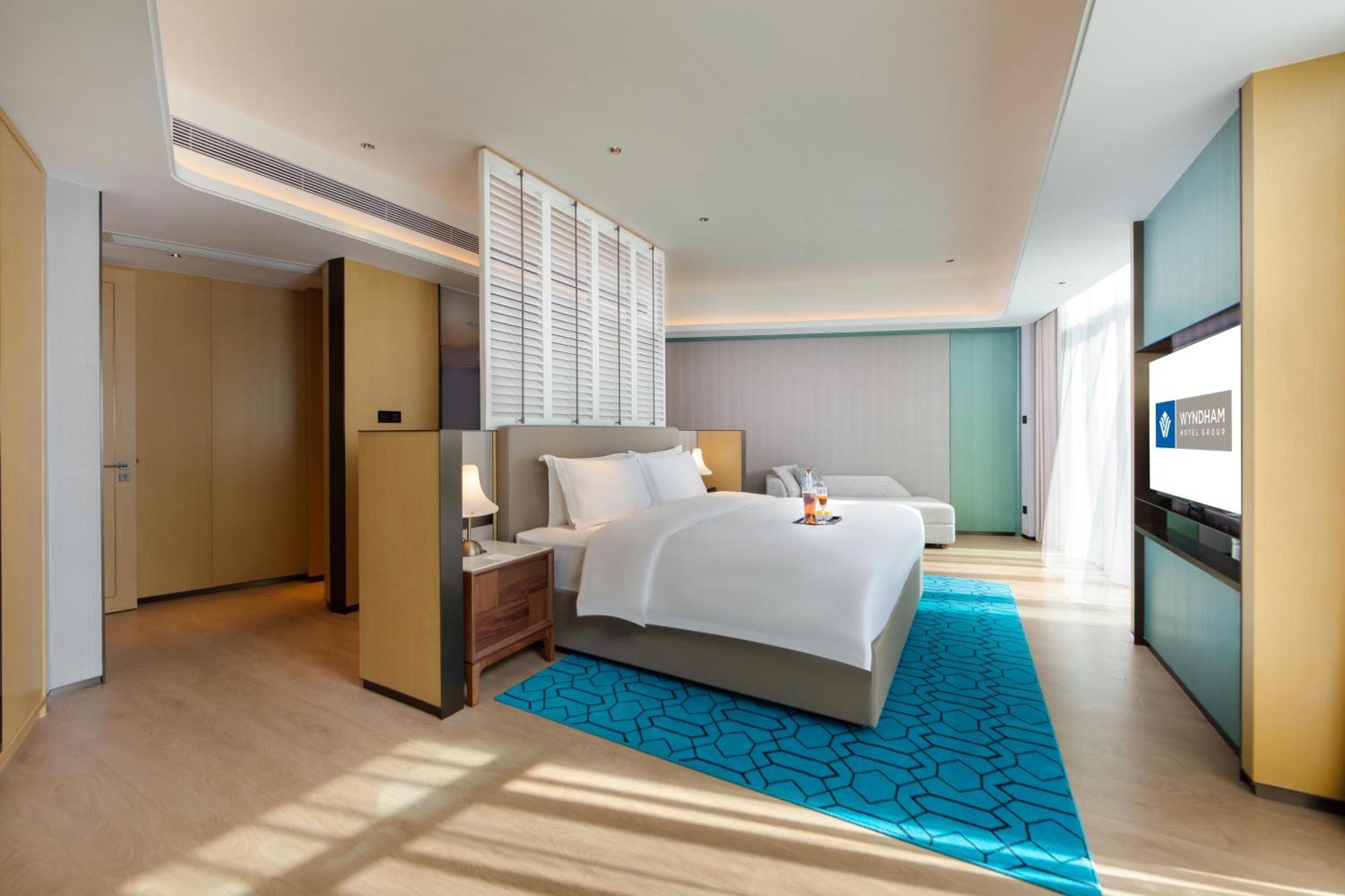 Wyndham Grand Plaza Royale Hot Springs Fenghuang Hotel Exterior photo